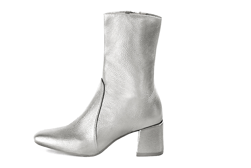 Light silver women's ankle boots with a zip on the inside. Square toe. Medium block heels. Profile view - Florence KOOIJMAN
